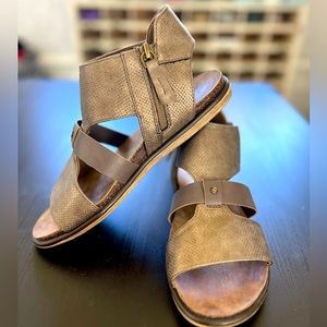 Hokus Pokus platform sandals, used but great condition, size 8